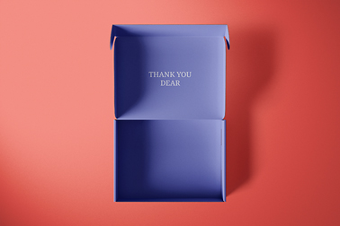 Eine offene Papierschachtel auf einer roten Oberfläche