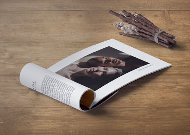 Page pliée sur une surface en bois