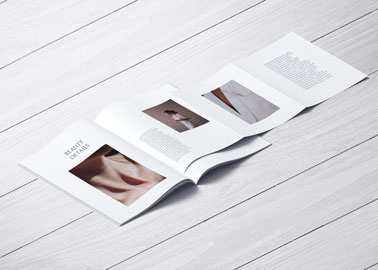 Page pliée sur un fond neutre