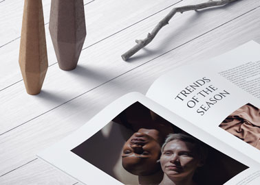 Magazine ouvert sur une surface en bois