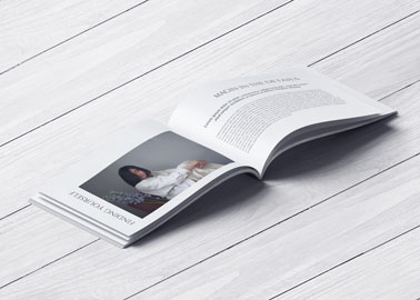 Page ouverte sur une surface en bois