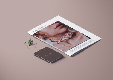 Magazine avec un petit carnet de notes