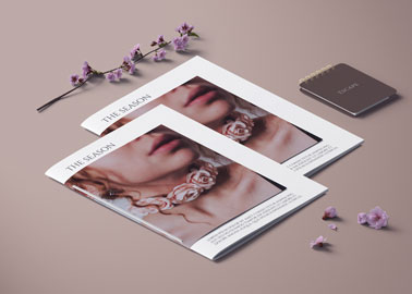 Deux magazines avec des fleurs en fleurs