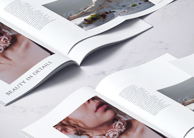 Deux magazines sur une surface en marbre