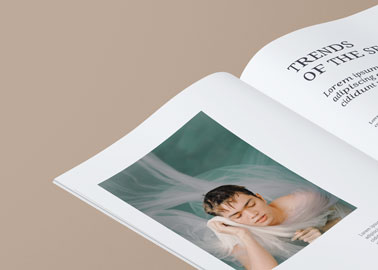 Vue rapprochée d'une page de magazine ouverte