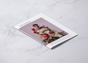 Couverture de magazine sur un fond de marbre