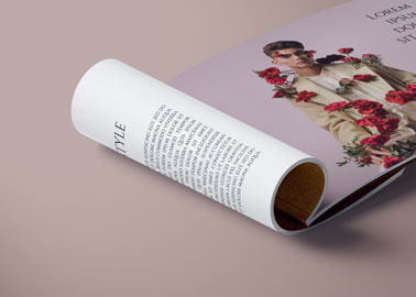 Page de magazine pliée, vue de près