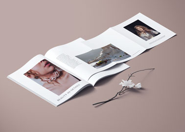 Magazine sur une surface neutre