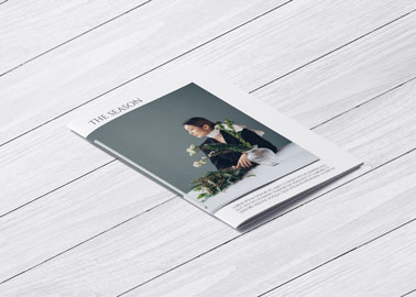 Un magazine sur une surface en bois
