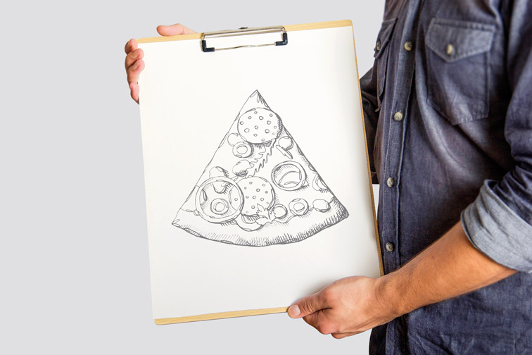 Homme tenant un presse-papiers de croquis