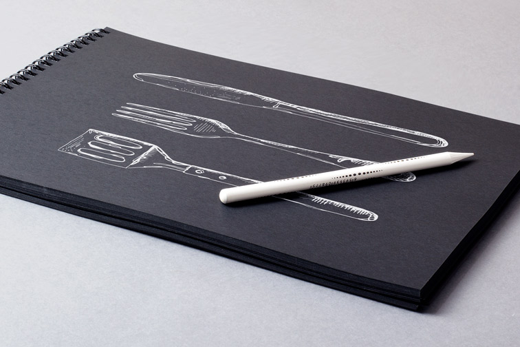 Dessin blanc sur un carnet de croquis en spirale noir