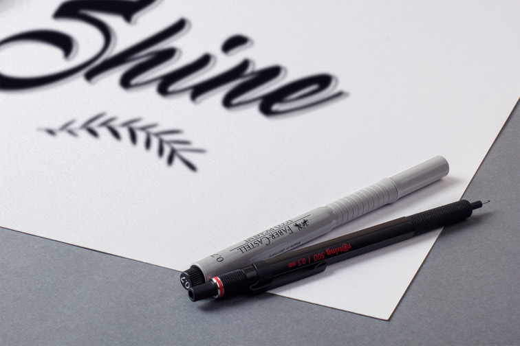 Stylos sur un papier à dessin