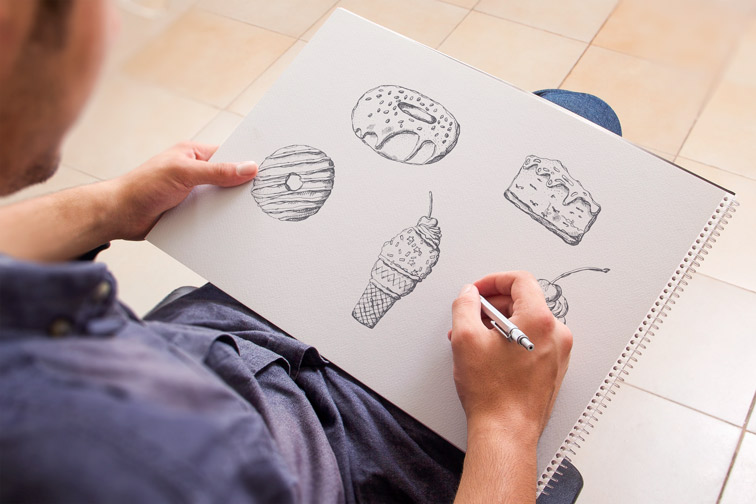 Homme tenant un carnet de croquis en spirale
