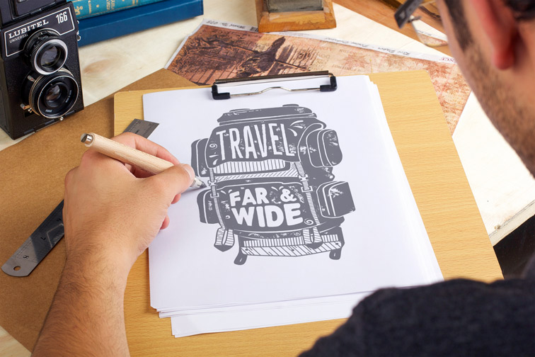 Presse-papiers de dessin et un appareil photo vintage