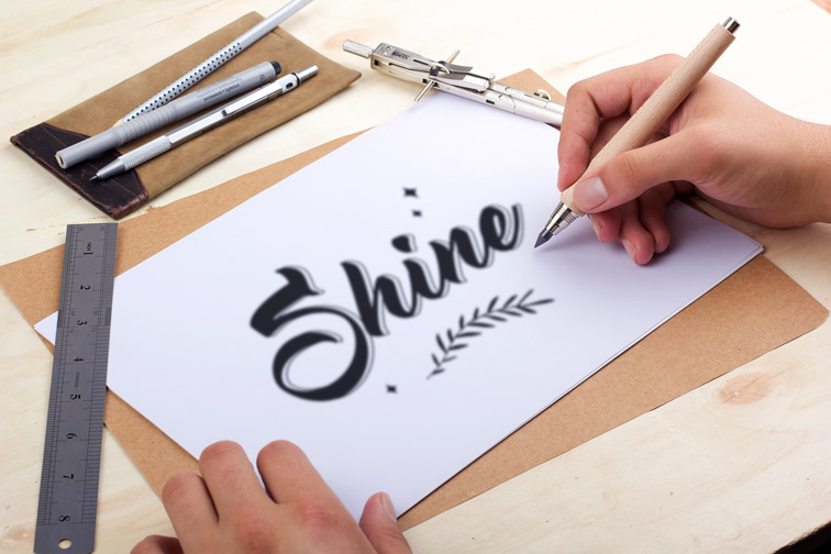 Croquis en papier blanc sur un bureau de bois