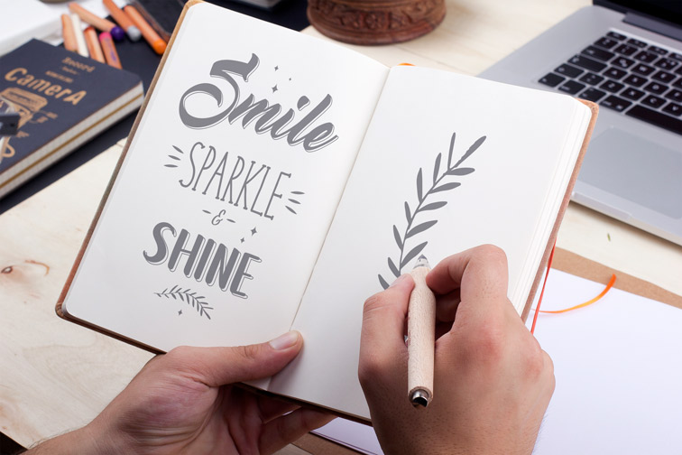 Mains tenant un carnet de croquis