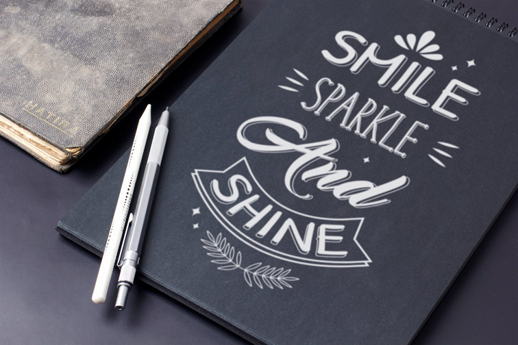 Crayon blanc sur un croquis en papier noir