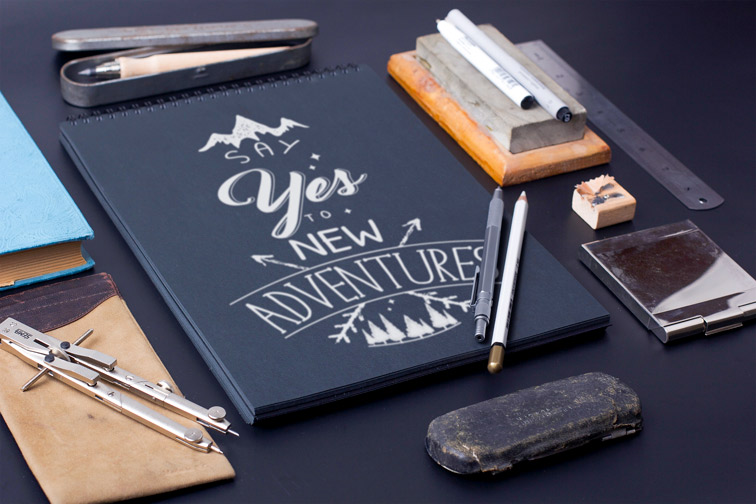 Bureau isométrique avec un carnet de croquis et de la papeterie