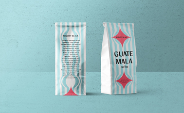 عبوتان قهوة، أحدهما بنظرة خلفية