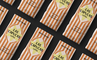 نظرة من زاوية علوية على مجموعة عبوات قهوة