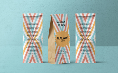 ثلاث عبوات قهوة، اثنتان بنظرة خلفية