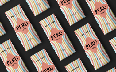 نظرة بزاوية علوية على تشكيلة عبوات قهوة