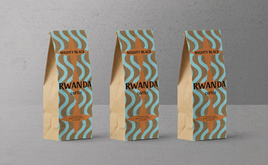 نظرة مائلة على ثلاث عبوات قهوة