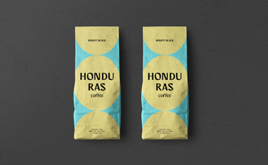 نظرة أمامية على عبوتين قهوة