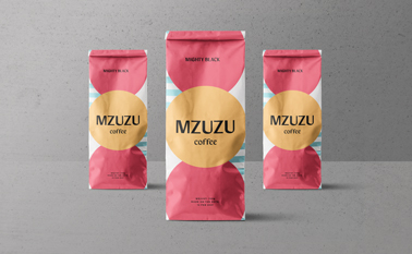 ثلاث عبوات قهوة، أحدها بنظرة أمامية