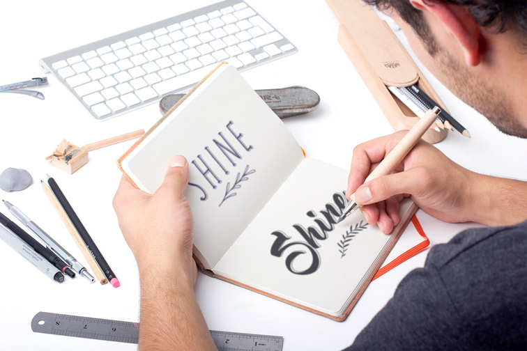 Processus de croquis en plein travail de l'artiste