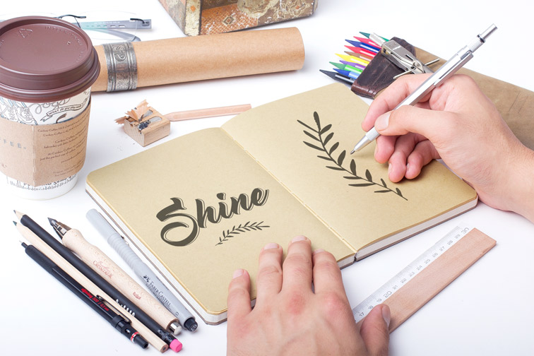 Artiste créatif dessinant dans un carnet de croquis