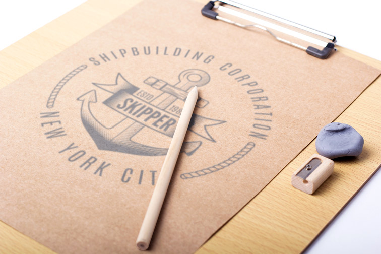 Croquis au crayon sur un presse-papiers