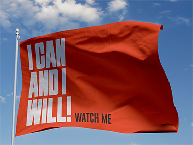 Wehende Flagge in den Wolken