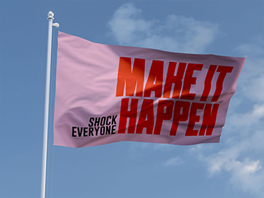 Wehende Flagge am Himmel