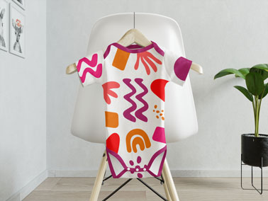 Grenouillère suspendue à une chaise