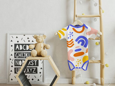 Grenouillère suspendue dans une chambre d'enfant