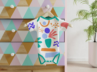 Grenouillère suspendue à un tiroir