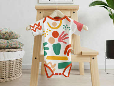 Grenouillère d'un tout-petit dans une chambre d'enfant