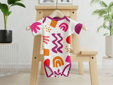 Grenouillère suspendu à une décoration en bois