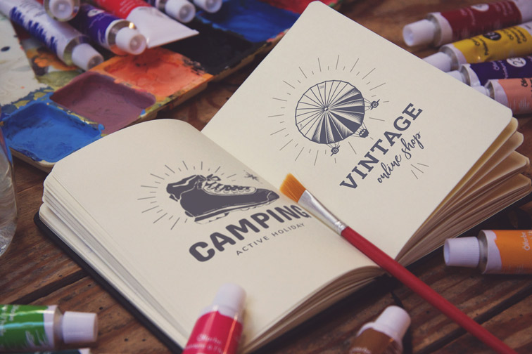 画材の横にある開いているノート