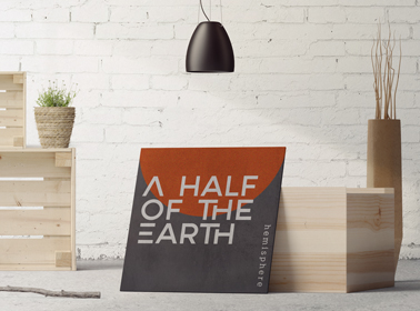 Постер на фоне деревянного предмета