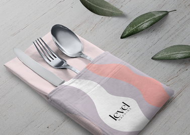 Couverts dans une serviette Vue en plongée