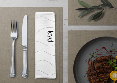 Une serviette avec un couteau et une fourchette