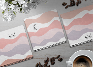 Piles de serviettes sur une table en bois