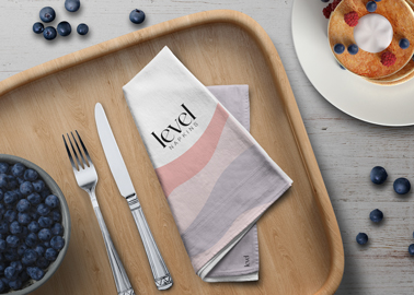 Serviette et couverts sur un plateau en bois