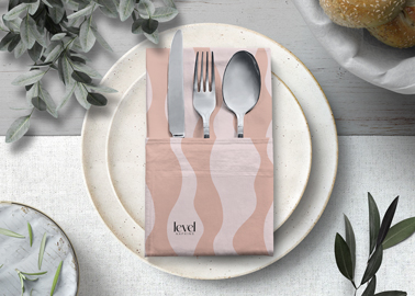 Couverts dans une serviette Vue en plongée