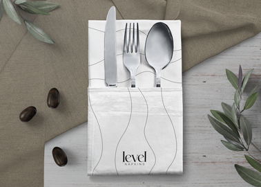 Serviettes avec couverts sur une table en bois