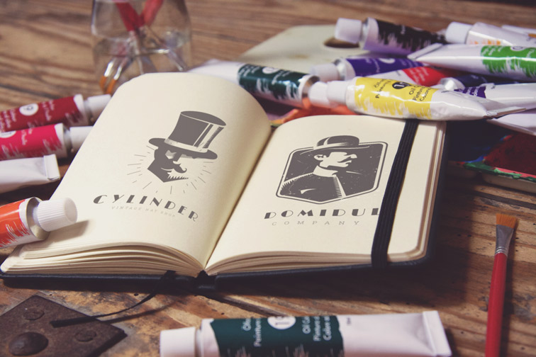 画家のワークスペース上のビンテージノート