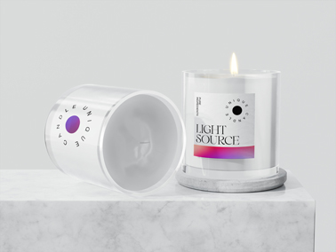 大理石の表面上の2本のキャンドル