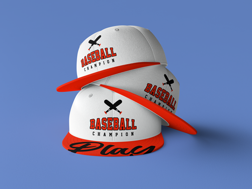 Trois casquettes empilées l'une sur l'autre